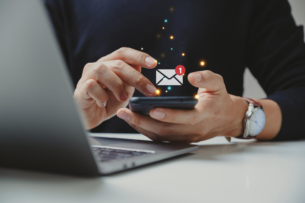 mano-hombre-negocios-usando-telefono-inteligente-correo-electronico-alerta-notificacion